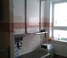 Polohovací nerezová lavice s roštem