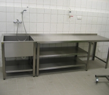 Nerezový pracovní stůl a dřezem