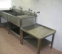 Nerezový trojdřez se stolečkem pro UZ čističku na dýchací masky