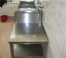 Nerezový trojdřez se stolečkem pro UZ čističku na dýchací masky