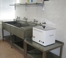 Nerezový trojdřez se stolečkem pro UZ čističku na dýchací masky